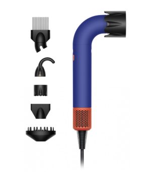 سشوار سوپرسونیک دایسون مدل HD18 با رنگ آبی در حال استفاده برای خشک کردن سریع موها